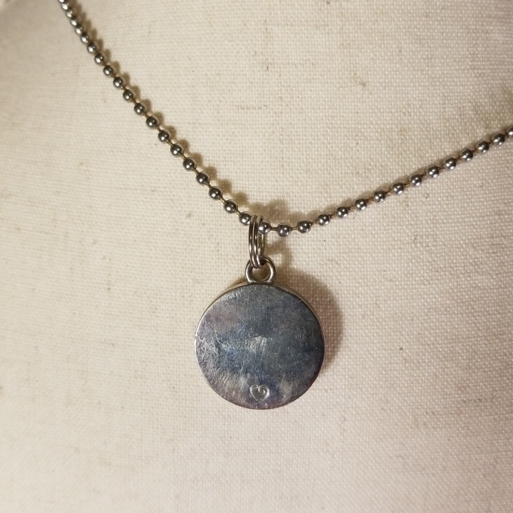 Necklace with a capitol E - Picture 5 of 5